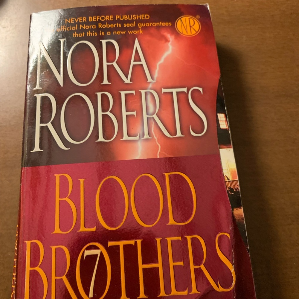 Nora Roberts - Blood Brothers. Paperback.